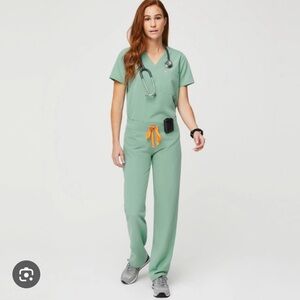 Figs Jade Livingston women’s scrub bottoms, size Large